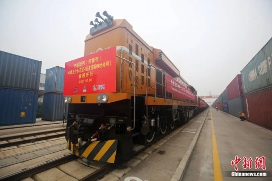 2021年7月5日，中國—上海合作組織地方經(jīng)貿(mào)合作示范區(qū)（簡(jiǎn)稱“上合示范區(qū)”）前往塔吉克斯坦首都杜尚別的首班中歐班列（齊魯號(hào)）“上合快線”發(fā)出，從上合示范區(qū)青島多式聯(lián)運(yùn)中心啟程，為中國及日本、韓國等周邊國家和地區(qū)與塔吉克斯坦經(jīng)貿(mào)往來提供了全新的物流解決方案。胡耀杰 攝