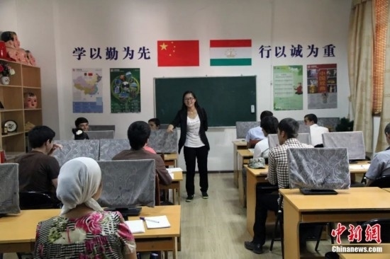 2014年，塔吉克斯坦國立民族大學(xué)的孔子學(xué)院內(nèi)，教師正在為塔吉克斯坦學(xué)生授課。田冰 攝