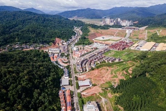 磨憨口岸俯瞰，右前方高層白色建筑群為老撾境內(nèi)。人民網(wǎng)記者 符皓攝