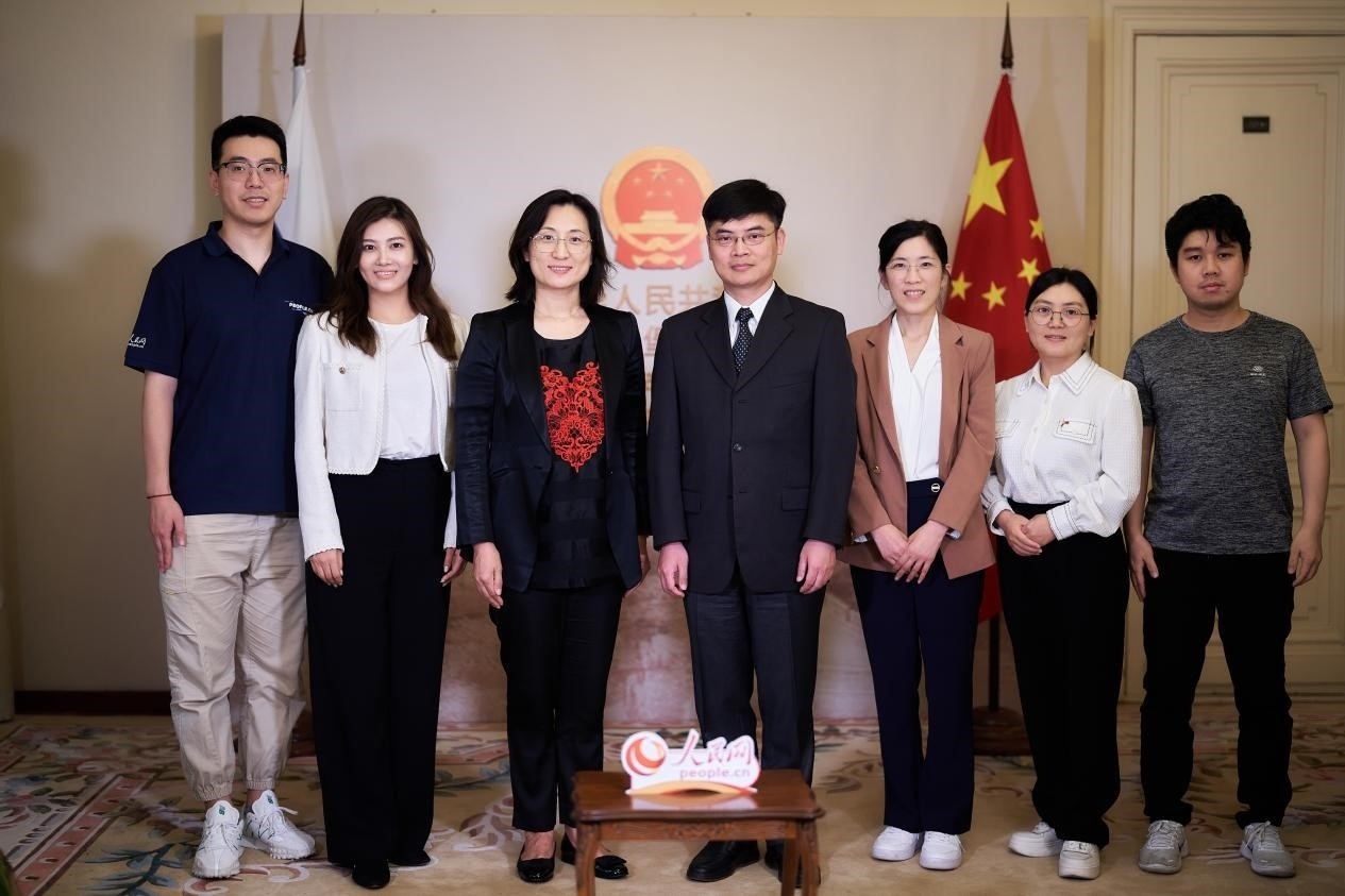 中國駐圣彼得堡副總領(lǐng)事張曉慶（左四）與人民網(wǎng)記者合影。