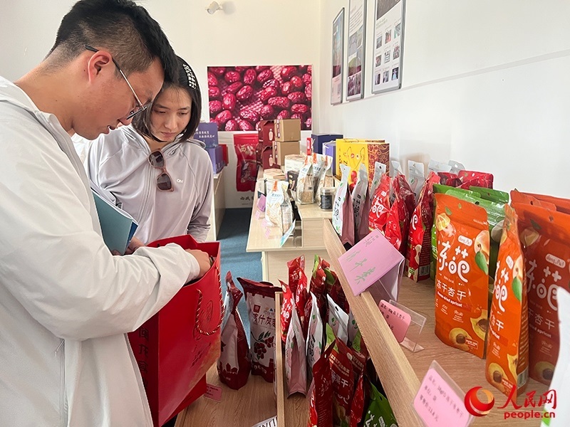 消費(fèi)者在選購(gòu)產(chǎn)品。人民網(wǎng)記者 常雪梅攝