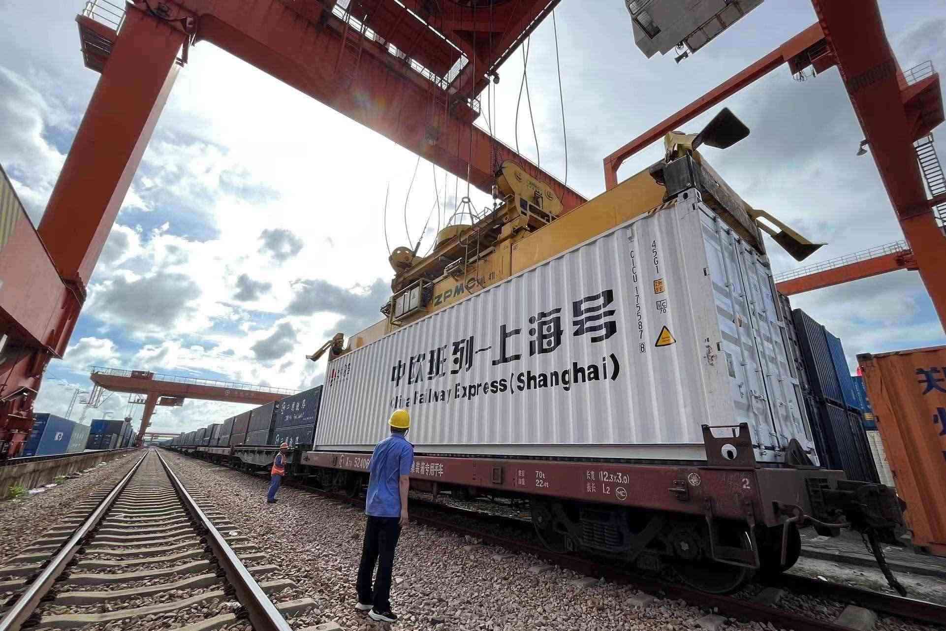 鐵路上海貨運(yùn)中心閔行站貨場(chǎng)內(nèi)，吊機(jī)在貨運(yùn)員的監(jiān)裝下進(jìn)行裝車落箱作業(yè)。人民網(wǎng) 皇甫萬(wàn)里攝