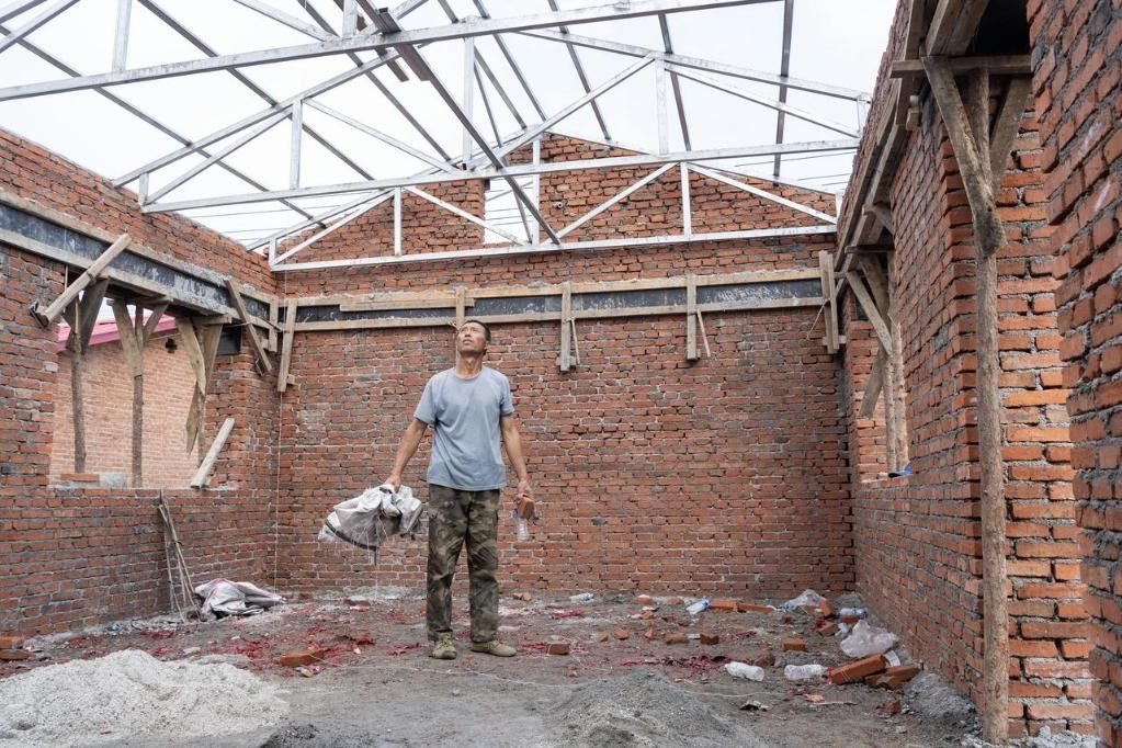 近日，在黑龍江省尚志市老街基鄉(xiāng)基豐村，村民劉環(huán)茂查看新建的房屋。新華社記者 謝劍飛 攝