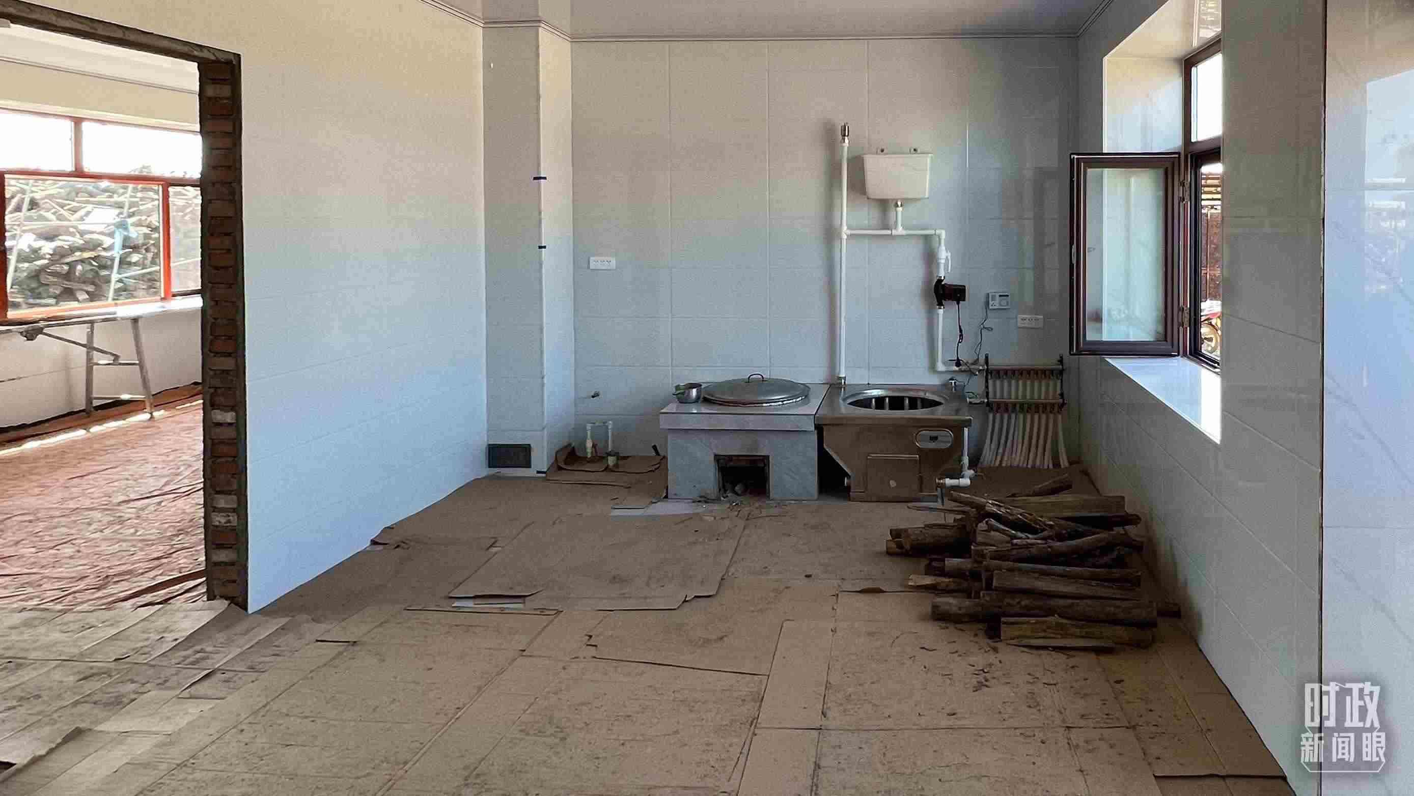 △龍王廟村內(nèi)，受災(zāi)房屋內(nèi)部正在進(jìn)行翻修。（總臺(tái)央視記者邢彬拍攝）