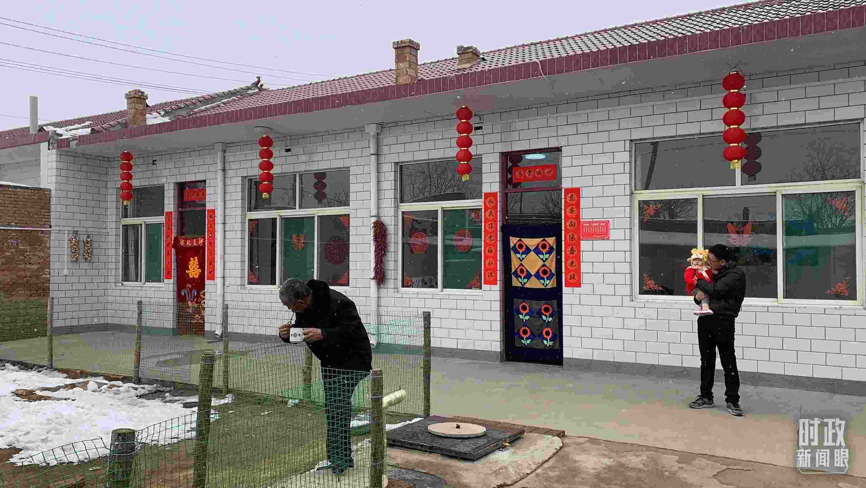 △ 當(dāng)年春節(jié)來(lái)臨之前，馮南垣村受災(zāi)村民全部搬進(jìn)了新家。（總臺(tái)央視記者段德文拍攝）