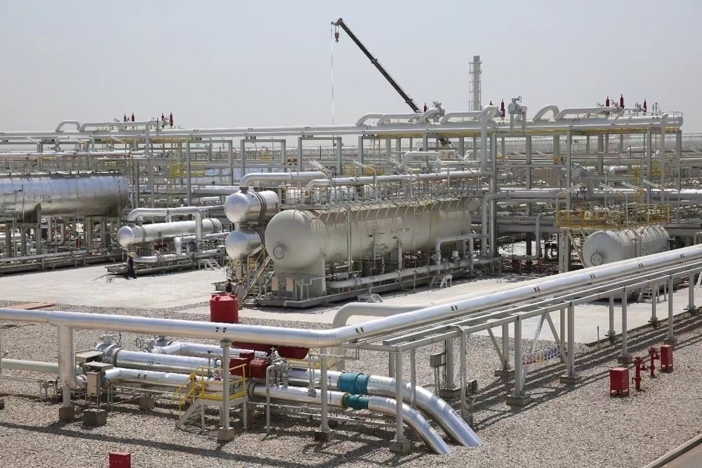 圖為位于伊拉克米桑省阿瑪拉市，由中國石油、道達爾、馬來西亞石油合資建設的哈法亞油田油氣處理站。中國石油哈法亞公司/供圖