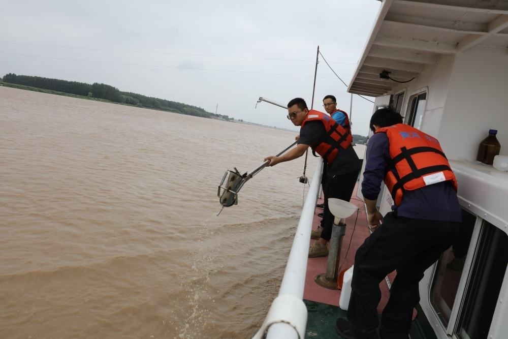 2023年6月29日，調(diào)水調(diào)沙期間，黃河下游利津水文站工作人員在進(jìn)行取沙作業(yè)。新華社記者 劉詩平 攝