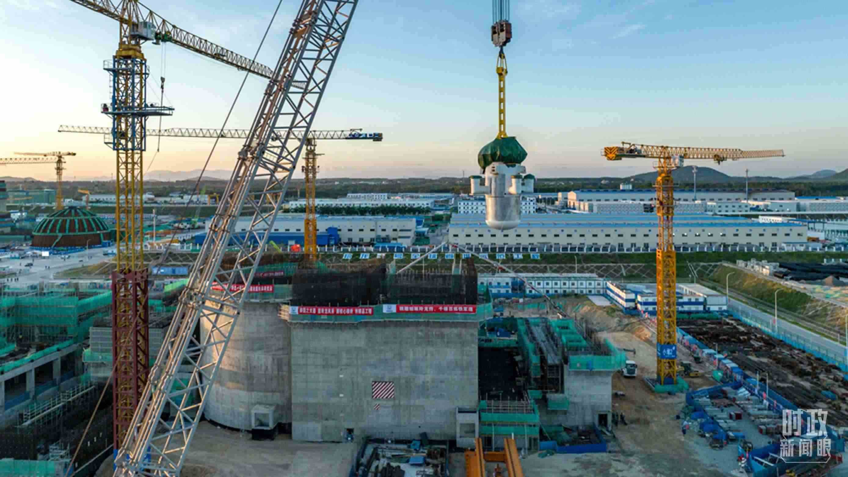 △8月10日，由中國第一重型機械股份公司承制的玲龍一號反應(yīng)堆核心模塊“玲龍之心”成功吊裝。（圖/國務(wù)院國資委網(wǎng)站）