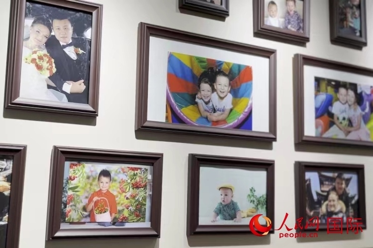 照片墻記錄每個(gè)幸福的瞬間。 人民網(wǎng) 皇甫萬(wàn)里攝