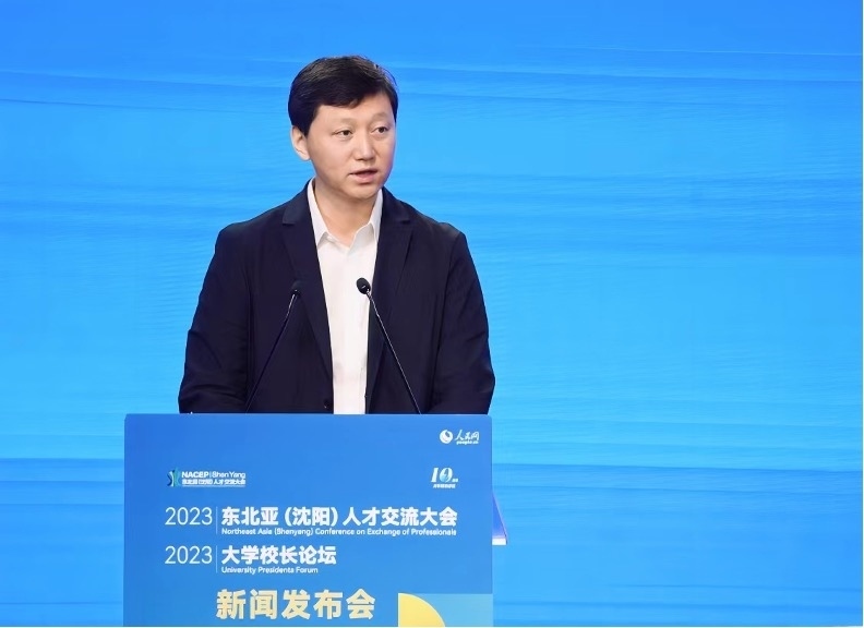 中國(guó)高等教育學(xué)會(huì)副秘書長(zhǎng)吳英策致辭。人民網(wǎng)記者 馬天翼攝