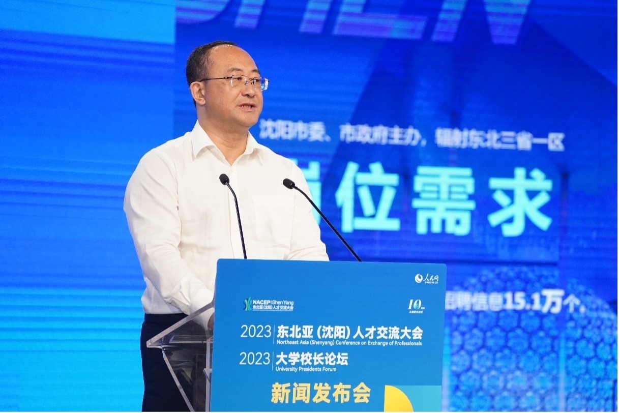 遼寧省沈陽市人力資源和社會(huì)保障局黨組書記、局長(zhǎng)王志剛發(fā)布崗位需求和人才政策。人民網(wǎng)記者 馬天翼攝