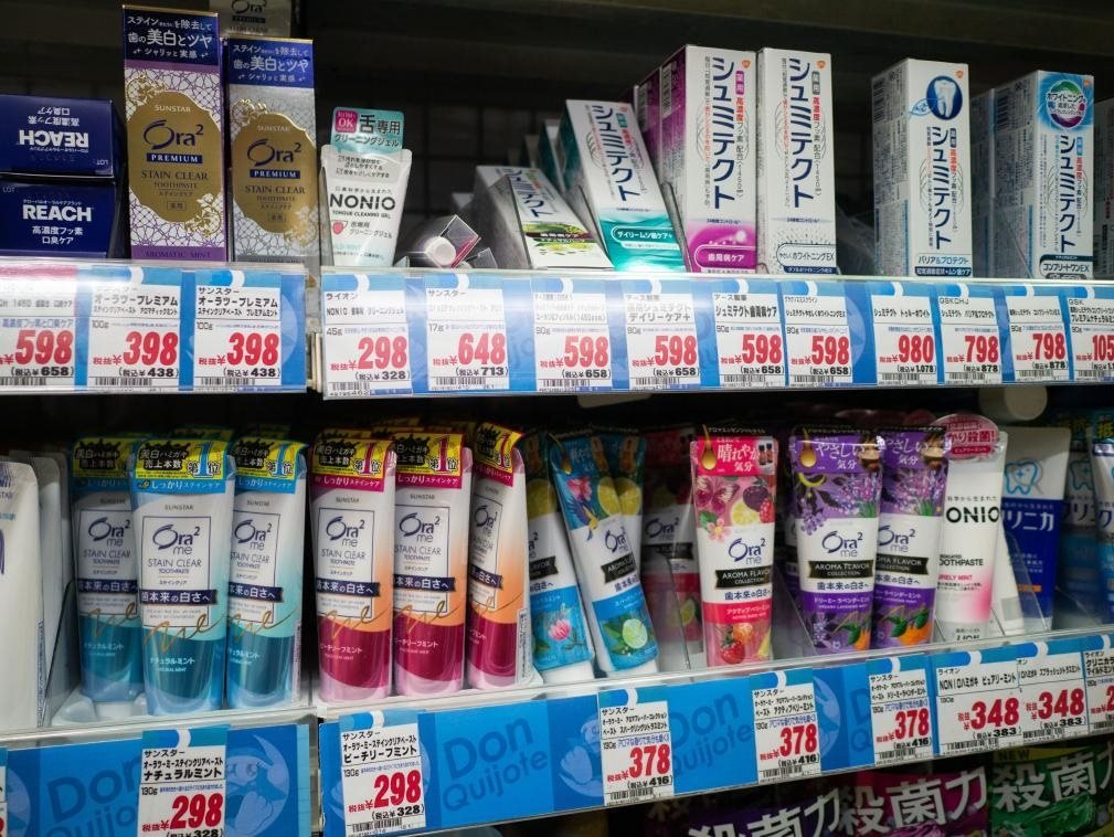 這是8月16日在日本東京新宿一商場(chǎng)拍攝的貨架。新華社記者張笑宇攝