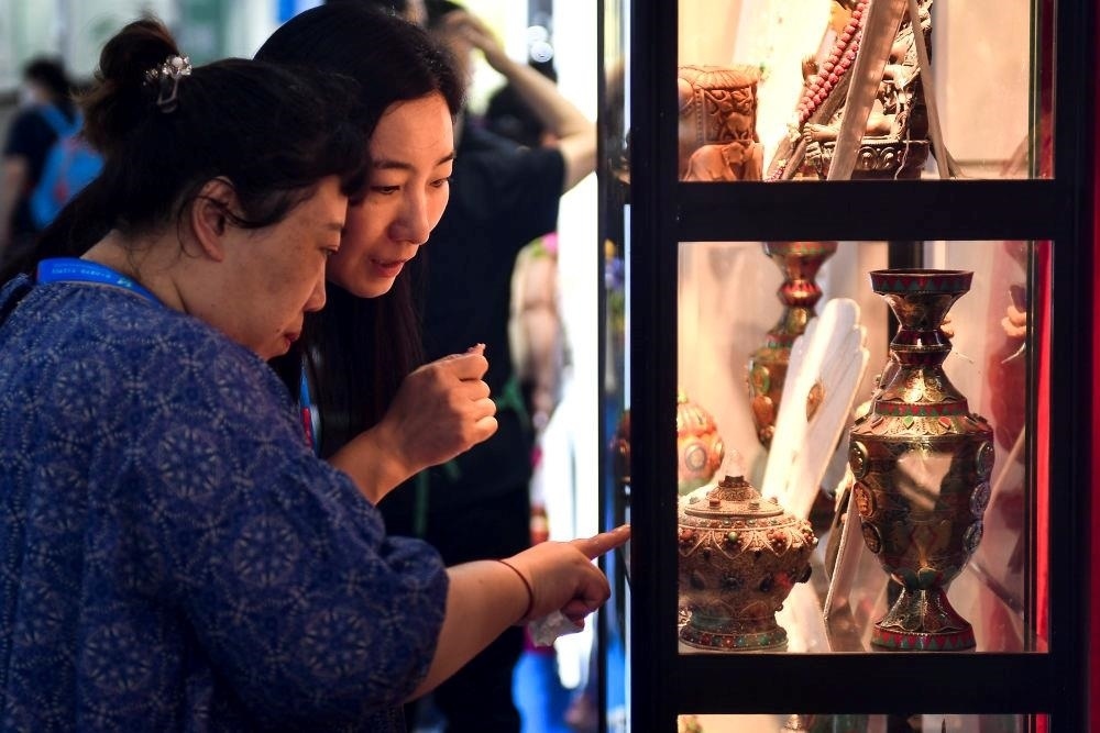 △2023年8月24日，參觀者在第十四屆中國—東北亞博覽會現(xiàn)場選購尼泊爾特色商品。