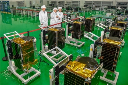 △2022年10月17日，位于吉林長春的長光衛(wèi)星技術(shù)股份有限公司科研人員在衛(wèi)星總裝測試大廳進行相關(guān)測試工作。