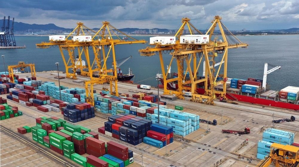 △在遼寧大連市遼寧港口集團大連港集裝箱碼頭，貨輪在裝卸集裝箱。