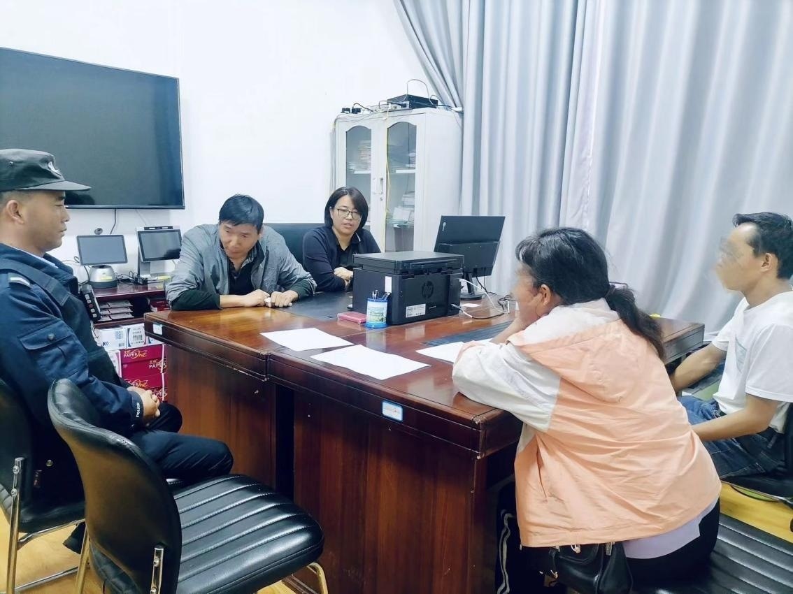 2023年8月4日，和立峰（左二）在調(diào)解一起家庭婚姻糾紛。受訪者供圖