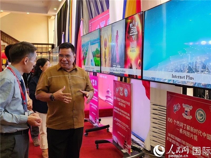 圖為菲律賓國家圖書館館長阿德里亞諾參觀新時(shí)代中國圖片展。人民網(wǎng)記者樊帆攝