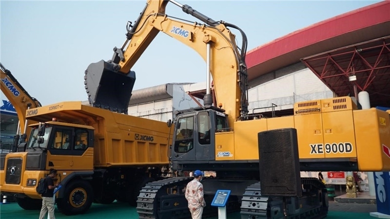 徐工集團展出的90噸礦用挖掘機與80噸自卸車。石偉攝影