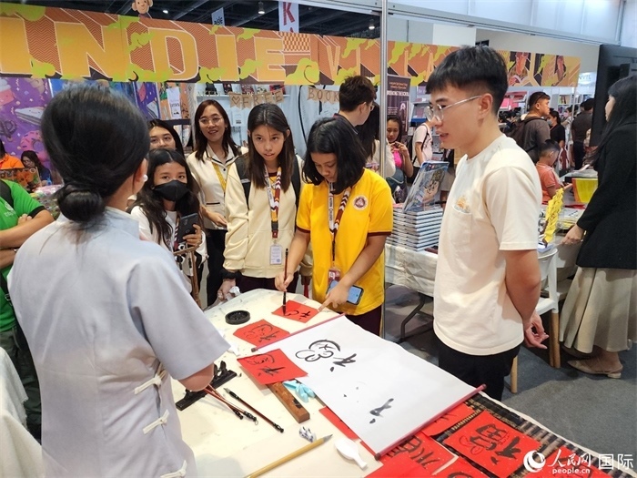 中國圖書展亮相第43屆菲律賓馬尼拉國際書展。人民網(wǎng)記者 樊帆攝