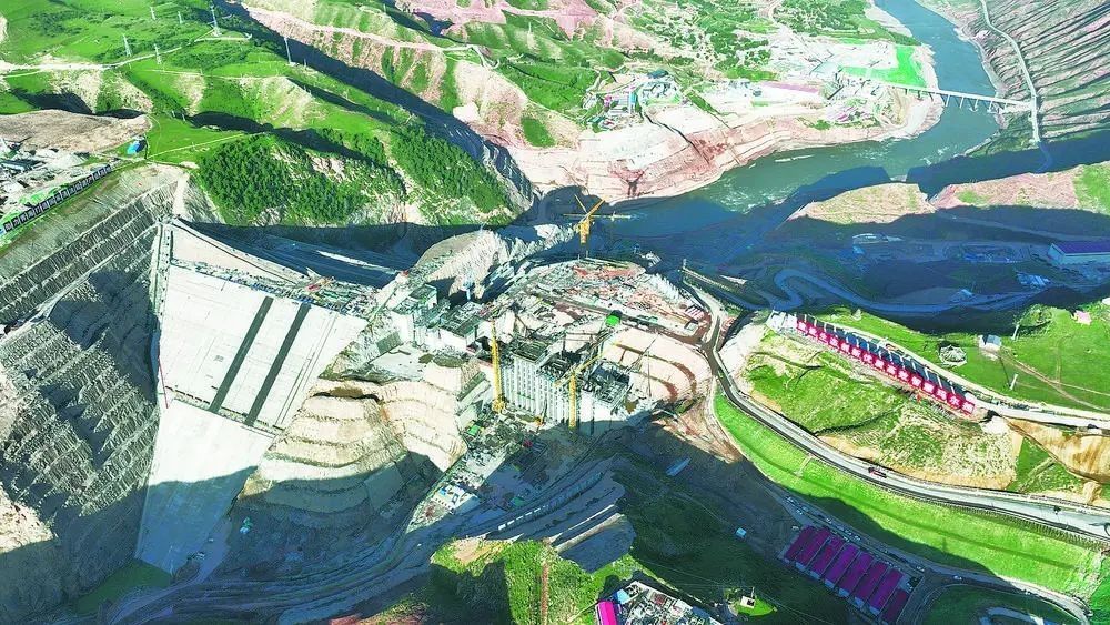 瑪爾擋水電站項目建設(shè)現(xiàn)場。國家能源集團青?，敔枔跛娬竟﹫D