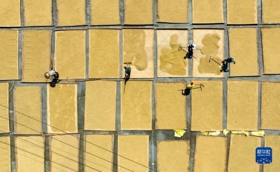 9月16日，在湖南省懷化市通道侗族自治縣萬佛山鎮(zhèn)溪上村，村民在晾曬稻谷（無人機(jī)照片）。