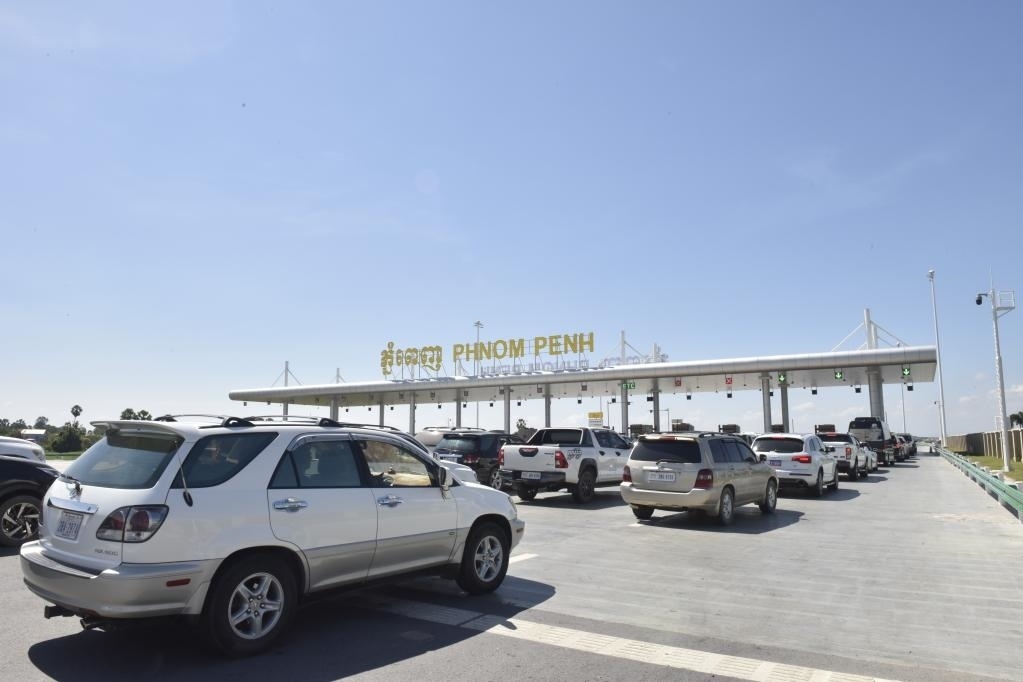 2022年11月7日，車(chē)輛在柬埔寨首都金邊的金港高速公路入口處排隊(duì)。金港高速公路連接柬埔寨首都金邊和該國(guó)最大深水海港西哈努克港。