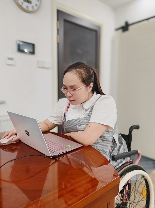 杜誠(chéng)誠(chéng)在準(zhǔn)備電影講解稿。 魏涵玉攝