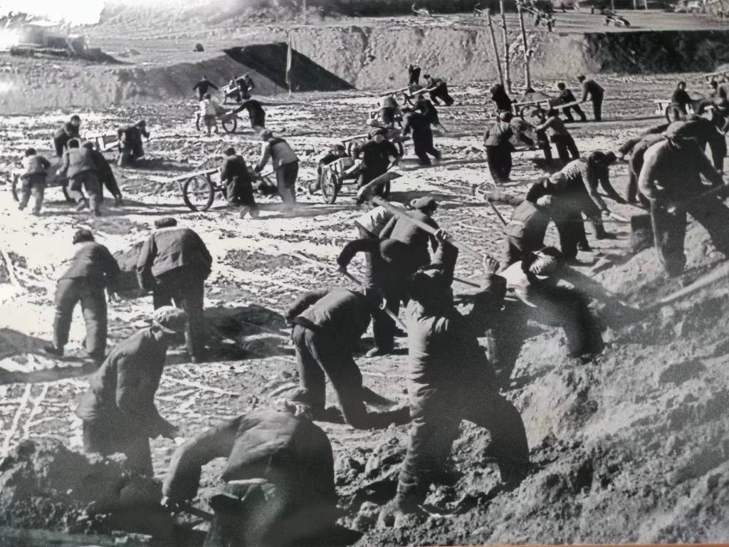 20世紀(jì)70年代，高西溝人治理水土流失場(chǎng)景。（資料圖片）