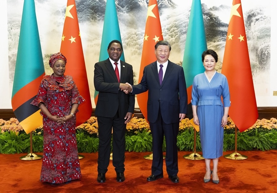 這是會談前，習(xí)近平主席和夫人彭麗媛同希奇萊馬總統(tǒng)和夫人穆廷塔合影。