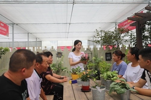 李敏向村民講授花木直播經(jīng)驗。受訪者供圖