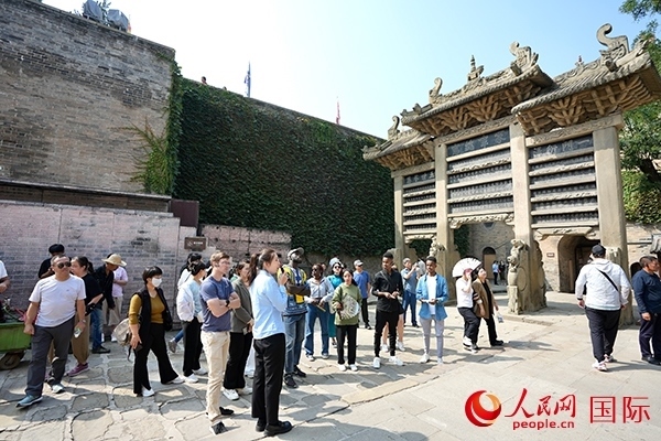 選手們認(rèn)真聆聽(tīng)導(dǎo)游講解。人民網(wǎng) 盧鵬宇攝