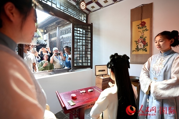 選手們觀(guān)看表演。人民網(wǎng) 盧鵬宇攝