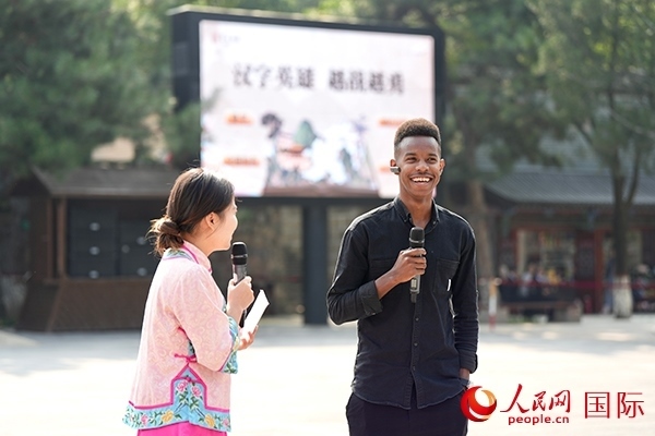 選手王安（乍得）挑戰(zhàn)“漢字英雄·越戰(zhàn)越勇”游戲。人民網(wǎng) 盧鵬宇攝