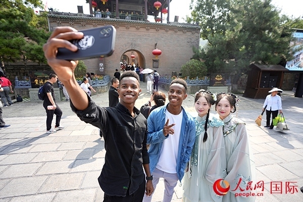 兩對(duì)雙胞胎偶遇合影。人民網(wǎng) 盧鵬宇攝