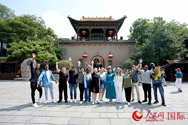 選手們?cè)谟鶗?shū)樓前合影。人民網(wǎng) 盧鵬宇攝