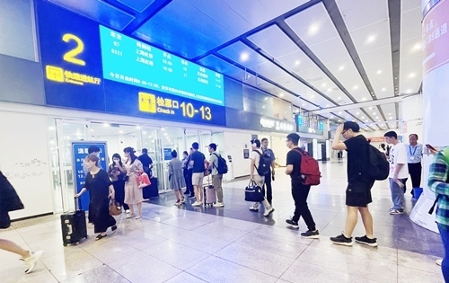 在快速進站廳前排隊等待檢票的旅客。人民網(wǎng)記者 喬雪峰攝