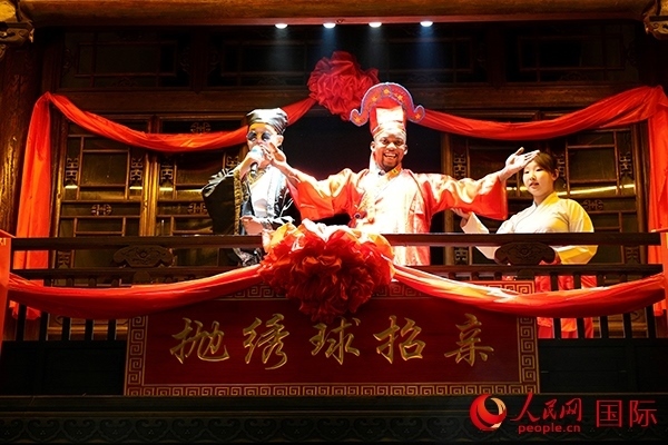 拋繡球。人民網(wǎng) 盧鵬宇攝