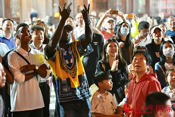 選手體驗古城巡游。人民網(wǎng) 盧鵬宇攝