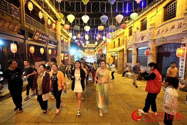 選手體驗古城巡游。人民網(wǎng) 盧鵬宇攝