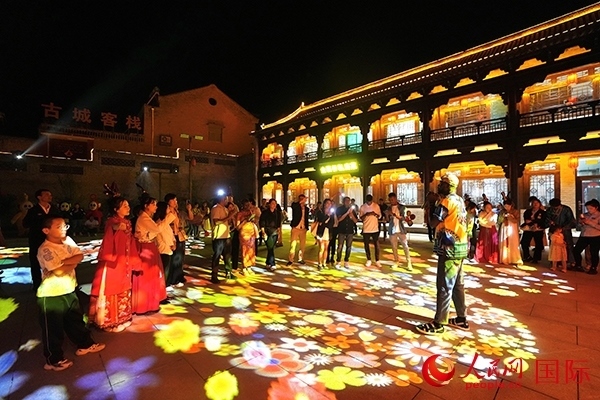 選手們和演員們一起載歌載舞。人民網(wǎng) 盧鵬宇攝