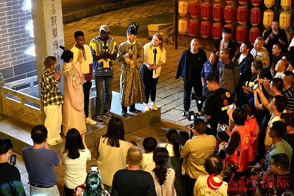 選手們一起演唱《大中國》。人民網(wǎng) 盧鵬宇攝