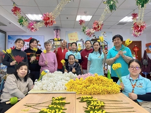 唐占鑫帶領(lǐng)團(tuán)隊(duì)為2022年北京冬奧會(huì)和冬殘奧會(huì)制作頒獎(jiǎng)花束。受訪者供圖