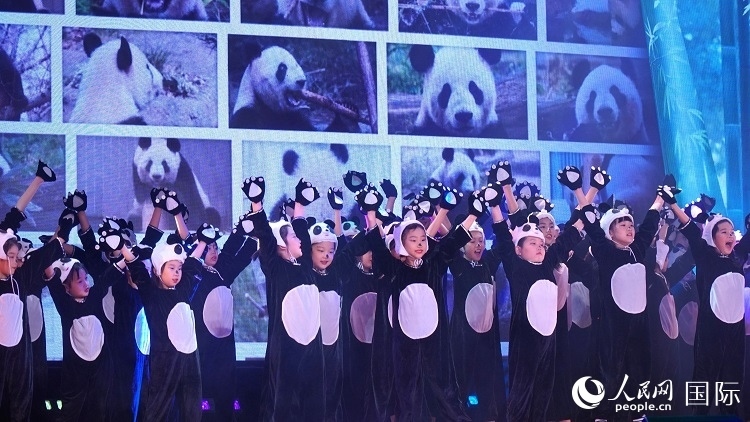 小演員們上演《歡樂功夫熊貓》。人民網(wǎng) 蔣曉辰攝