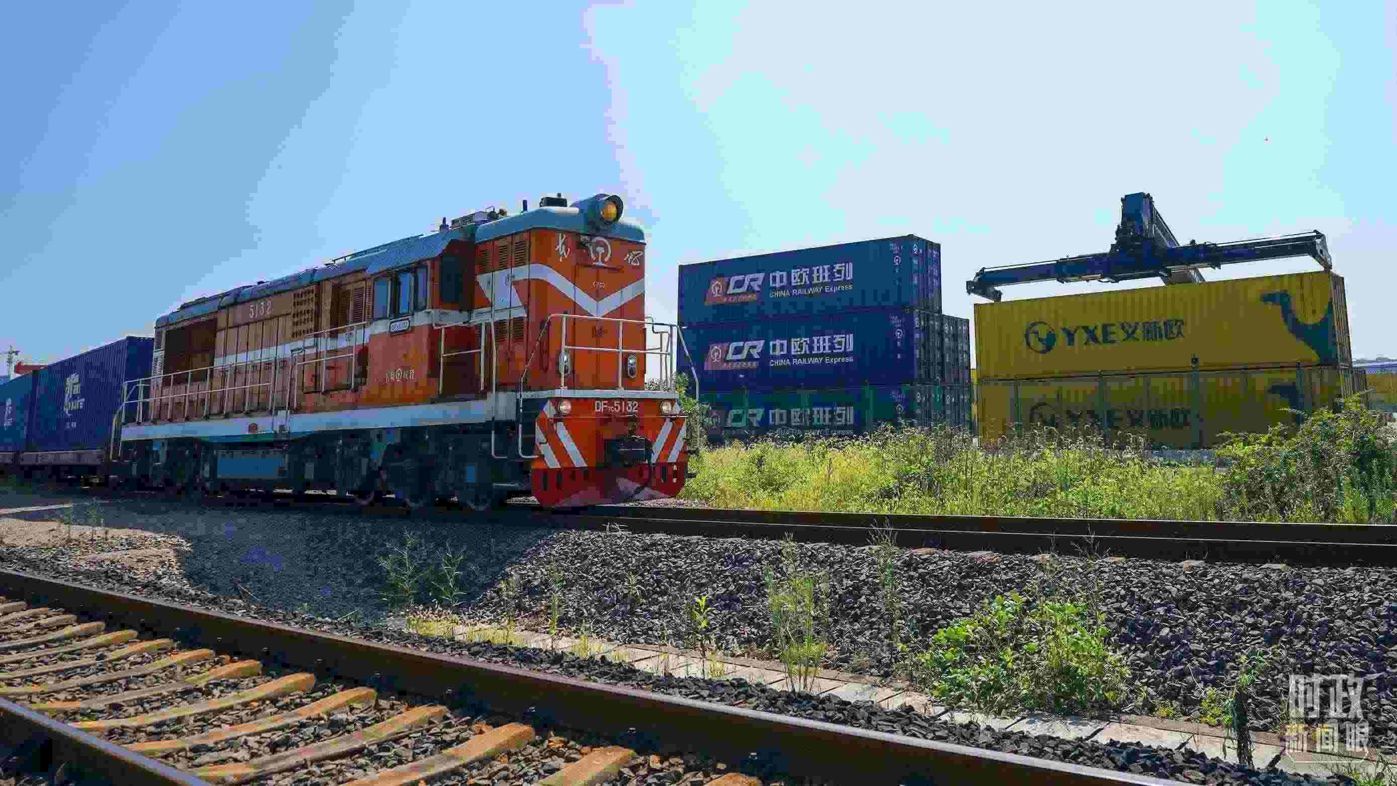 △“義新歐”先后開(kāi)通了18條點(diǎn)對(duì)點(diǎn)的班列主線，業(yè)務(wù)范圍輻射50多個(gè)國(guó)家和160多個(gè)城市。（總臺(tái)國(guó)廣記者李晉拍攝）