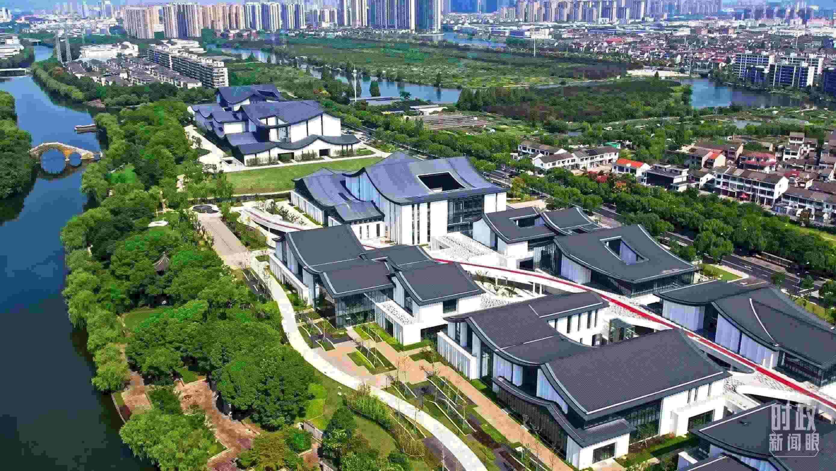 △臨河而建的浙東運(yùn)河文化園。（總臺(tái)央視記者范凱拍攝）