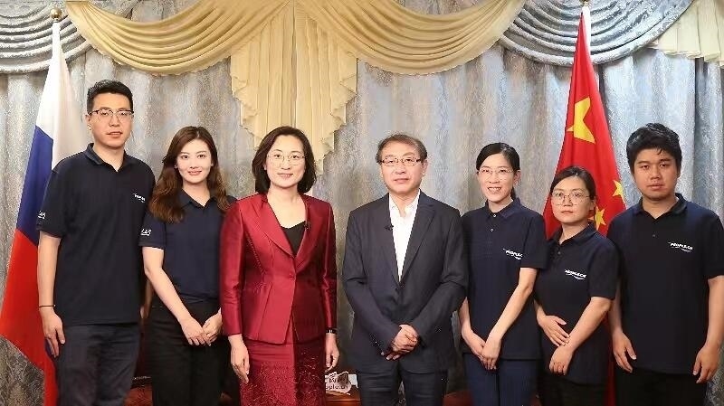 中國駐葉卡捷琳堡總領(lǐng)事崔少純與人民網(wǎng)采訪組合影。