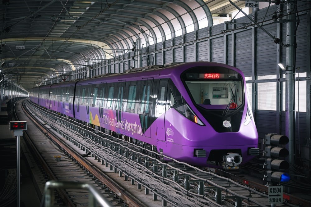 從杭州火車西站出發(fā)，地鐵19號線貫穿杭州火車東站、杭州蕭山機場，“亞運號”地鐵專列運行在這條線路上。