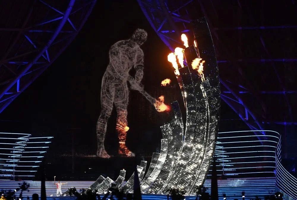 △“數(shù)字火炬手”點(diǎn)燃象征亞洲大團(tuán)結(jié)的亞運(yùn)之火。