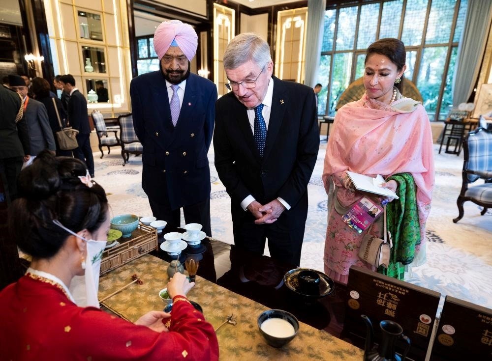 △歡迎宴會(huì)前，亞奧理事會(huì)代理主席辛格和夫人維尼塔、國(guó)際奧委會(huì)主席巴赫欣賞非遺展示。