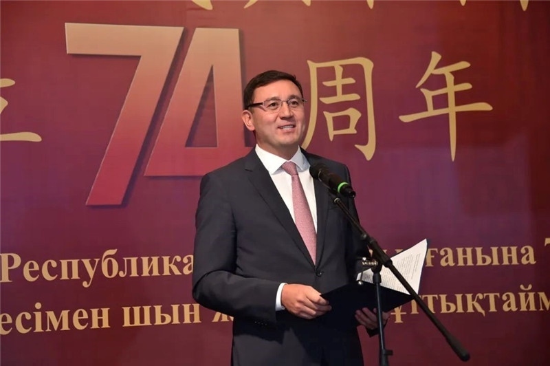 圖為哈外交部駐阿市代表布列格諾夫致辭。駐阿拉木圖總領(lǐng)館供圖